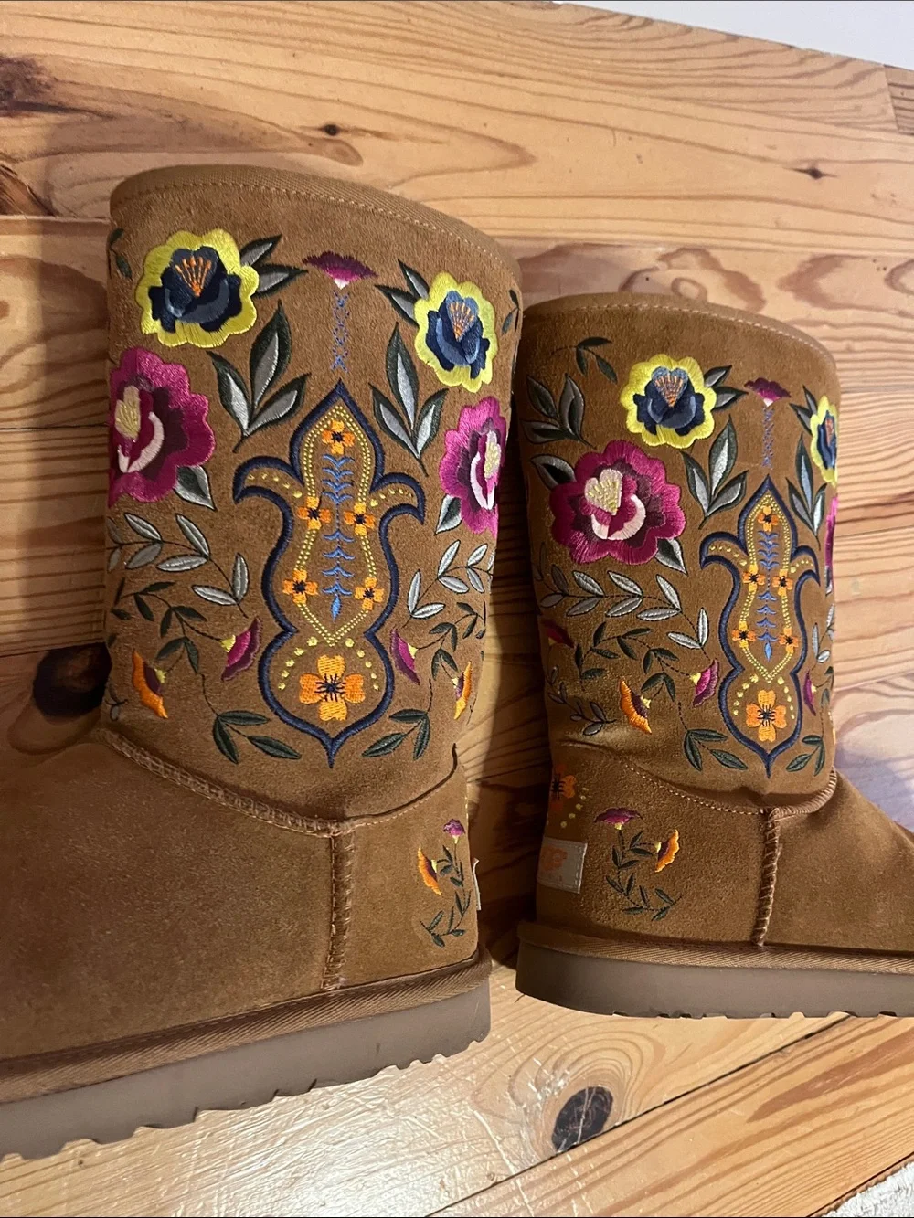 UGG Juliette Floral Embroidered Sheepskin Boots Chestnut Women’s Size 9